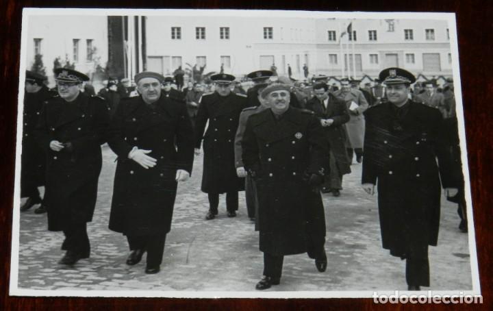 Militaria: FOTOGRAFIA DEL S.E. EL JEFE DEL ESTADO GENERAL FRANCO EN LA INAGURACION DE LA COLONIA LUIS MOSCARDO,