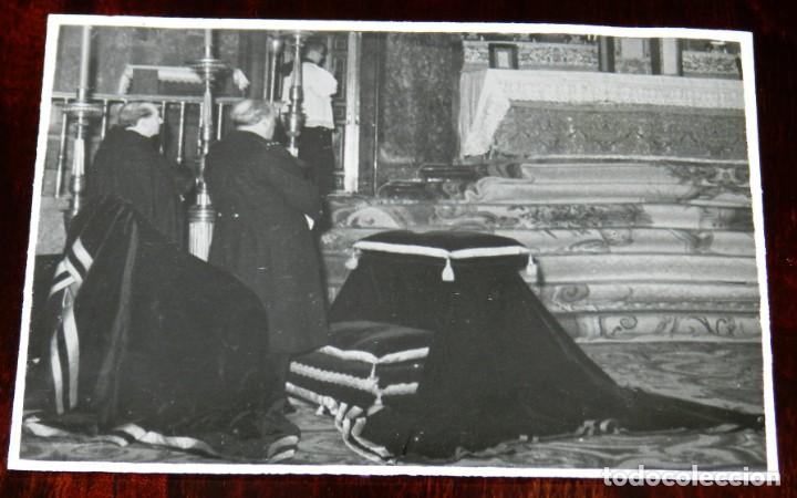 Militaria: FOTOGRAFIA DEL GENERAL FRANCO EN LA MISA POR LA MUERTE DE ALFONSO XIII, MONASTERIO DEL ESCORIAL, 1 D