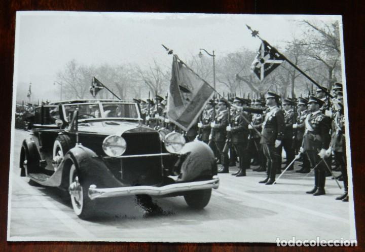 Militaria: FOTOGRAFIA DEL COCHE ROLLS ROYCE CON EL GENERAL FRANCO EN EL IV DESFILE DEL ANIVERSARIO DE LA VICTOR