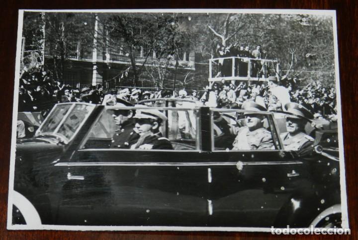 Militaria: FOTOGRAFIA DEL COCHE ROLLS ROYCE CON EL GENERAL FRANCO EN EL IV DESFILE DEL ANIVERSARIO DE LA VICTOR