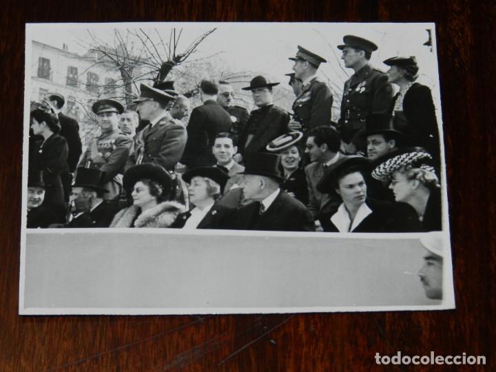 Military Antiques: FOTOGRAFIA DE OFICIALES Y PUBLICO ASISTENTE AL DESFILE DEL ANIVERSARIO DE LA VICTORIA, 1 ABRIL 1943,