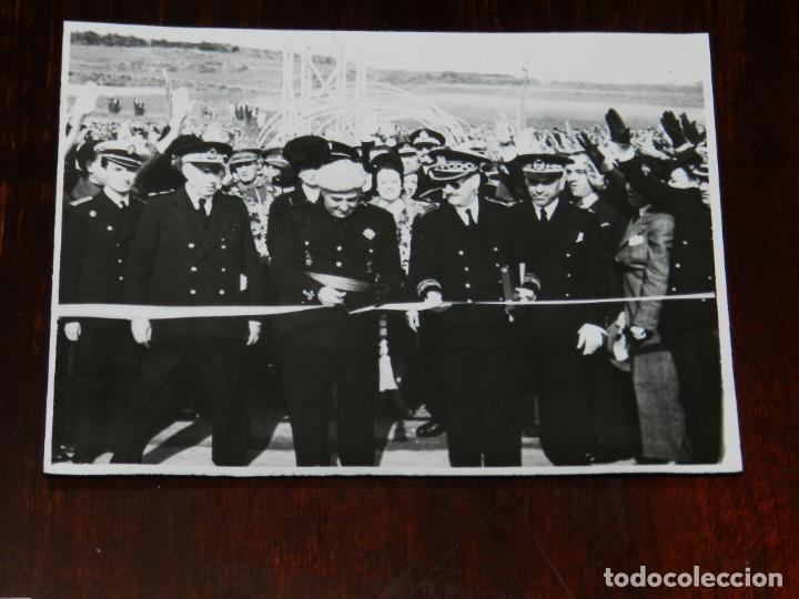 Militaria: FOTOGRAFIA DEL GENERAL FRANCO JUNTO A JERARCAS DE FALANGE, EN LA INAGURACION DEL FERROCARRIL SANTIAG