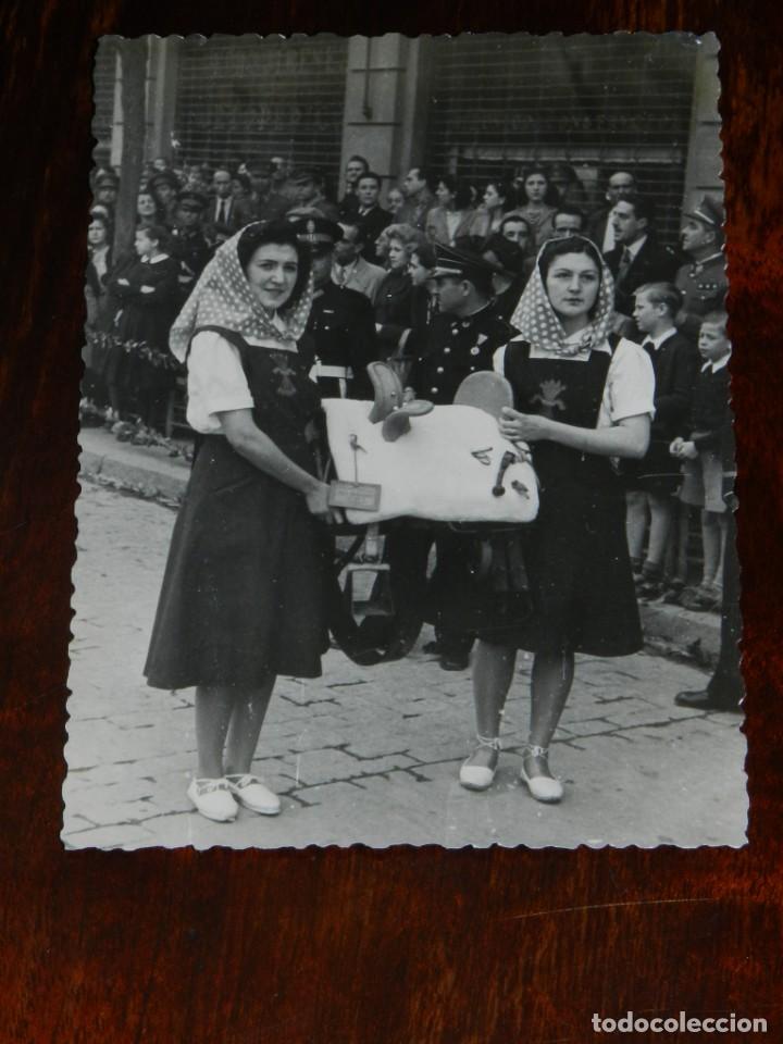 Militaria: FOTOGRAFIA DE MUJERES DE LA SECCION FEMENINA, FALANGE, OFRECIENDO UN REGALO A FRANCO CON MOTIVO DE L