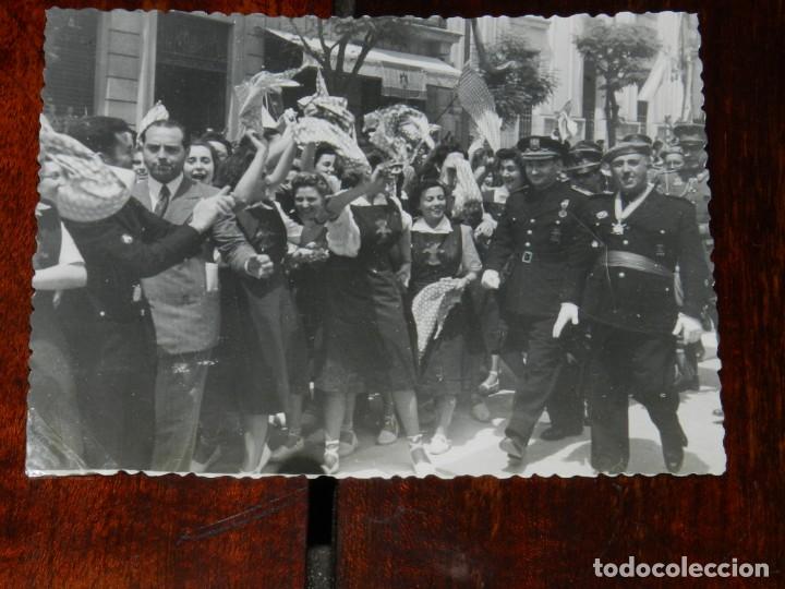 Militaria: FOTOGRAFIA DE MUJERES DE LA SECCION FEMENINA, FALANGE, SALUDANDO A FRANCO CON MOTIVO DE LA VISITA A