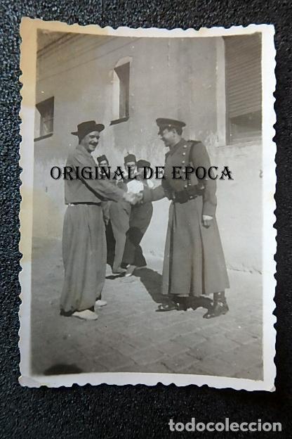 Military Antiques: (JX-210510) Fotografia de miembros de la Guardia Mora de Franco, medidas 6,00 cm x 8,50 cm .