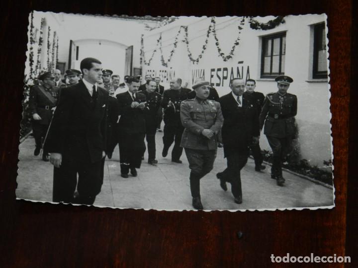 Militaria: FOTOGRAFIA DEL GENERAL FRANCO EN VISITA A ANDALUCIA, ACOMPA&Ntilde;ADO DE AUTORIDADES CIVILES Y MILITARES,