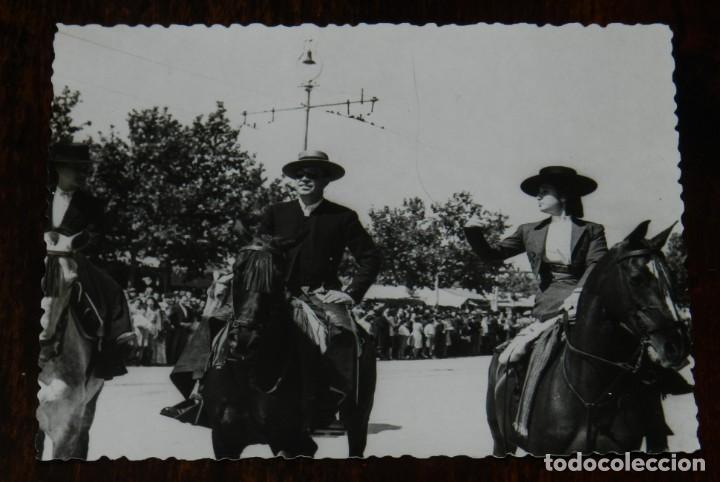 Militaria: FOTOGRAFIA DE LA COMITIVA A CABALLO CON MOTIVO DE LA VISITA DEL GENERAL FRANCO A ANDALUCIA, MAYO DE