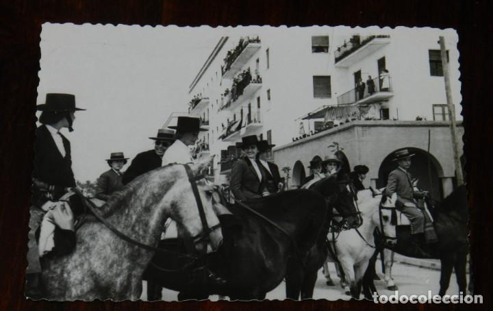 Militaria: FOTOGRAFIA DE LA COMITIVA A CABALLO CON MOTIVO DE LA VISITA DEL GENERAL FRANCO A ANDALUCIA, MAYO DE