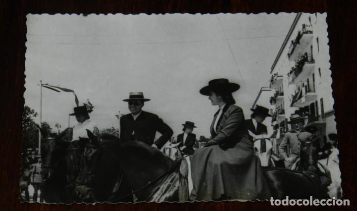 Militaria: FOTOGRAFIA DE LA COMITIVA A CABALLO CON MOTIVO DE LA VISITA DEL GENERAL FRANCO A ANDALUCIA, MAYO DE