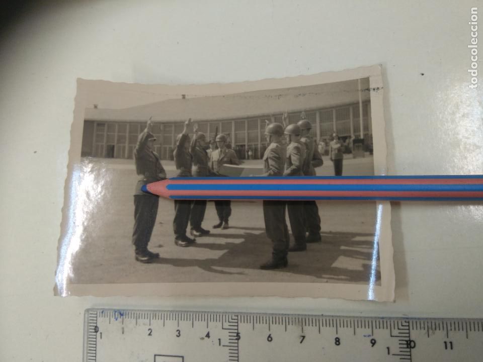Militaria: FOTOS CREO QUE DE LOS A&Ntilde;OS 50. ALEMANIA, SOLDADOS, MILITARES DESFILANDO, BANDERA 10 x 7 cm