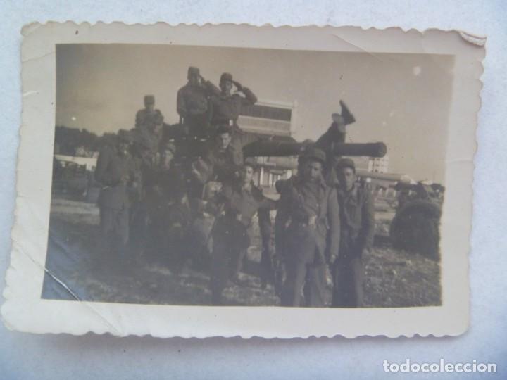 Militaria: FOTO DE MILITARES CON CA&Ntilde;ON O TANQUE. ARTILLERIA, POLIGONO DE EXPERIENCIAS COSTILLA , CADIZ