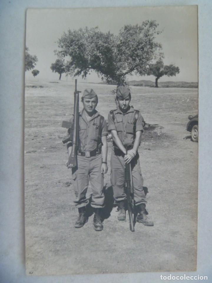 Militaria: FOTO DE MILITAR CON ROPA DE CAMPA&Ntilde;A Y CETME