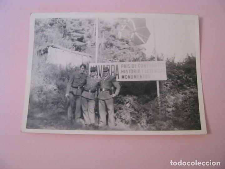 Militaria: FOTO DE MILITARES. DETR&Aacute;S CARTEL: NAVARRA PAIS DE CONTRASTES HISTORIA Y LEYENDAS MONUMENTOS 12X9 CM.