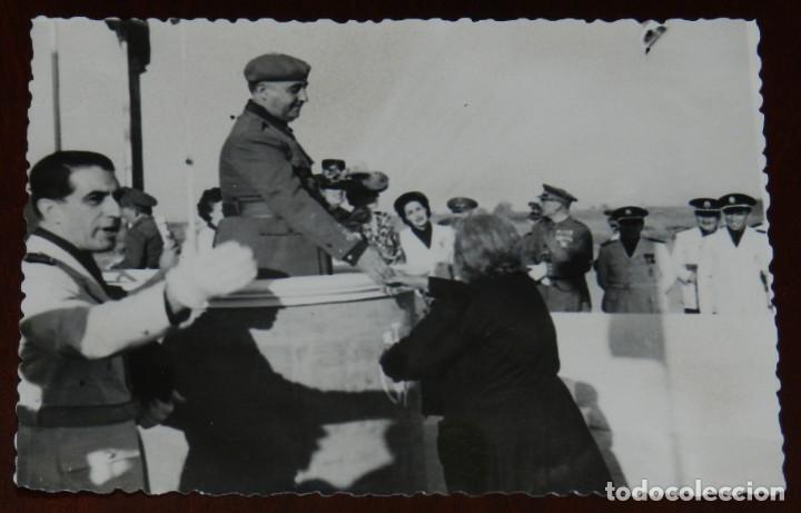 Militaria: FOTOGRAFIA DEL GENERAL FRANCO EN SU VISITA A ALMERIA EN 1943, ACOMPA&Ntilde;ADO DE JERARCAS DE FALANGE, FOT