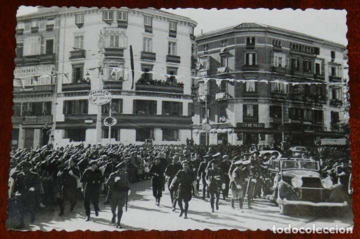 Militaria: FOTOGRAFIA DEL GENERAL FRANCO EN SU VISITA A MALAGA EN 1943, ACOMPA&Ntilde;ADO DE TODA LA COMITIVA MILITAR,