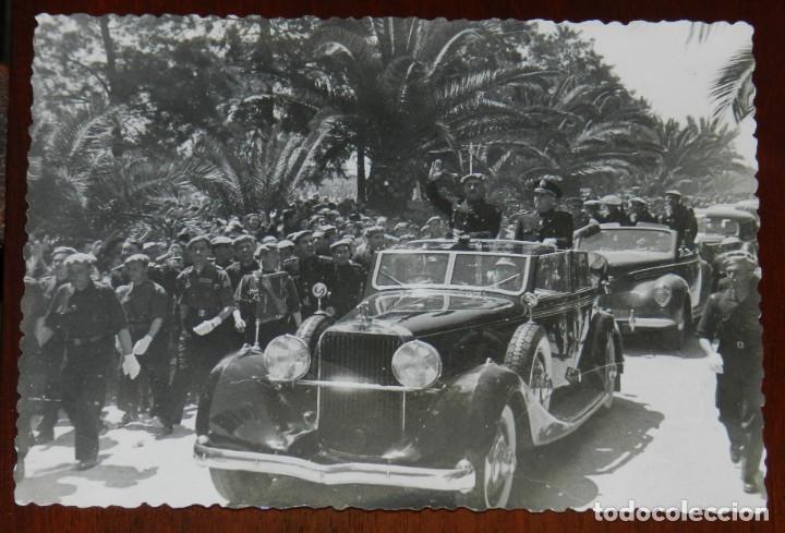 Militaria: FOTOGRAFIA DEL GENERAL FRANCO EN SU VISITA A MALAGA EN 1943, ACOMPA&Ntilde;ADO DE TODA LA COMITIVA MILITAR,