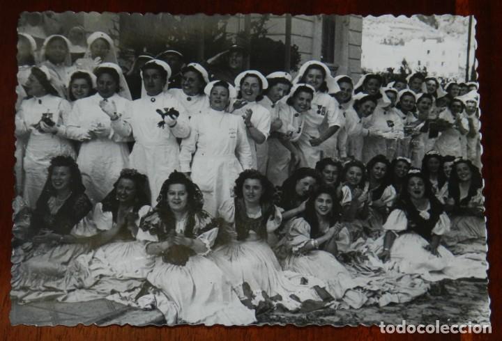 Militaria: FOTOGRAFIA DE ENFERMERAS DE FALANGE (SECCION FEMENINA) RECIBIENDO AL GENERAL FRANCO EN SU VISITA A M