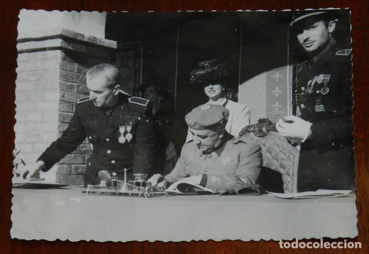 Militaria: FOTOGRAFIA DEL GENERAL FRANCO EN SU VISITA A MALAGA EN 1943, ACOMPA&Ntilde;ADO DE JERARCAS DE FALANGE, FOTO