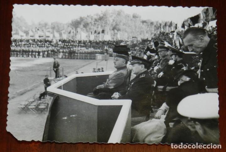 Militaria: FOTOGRAFIA DEL GENERAL FRANCO EN SU VISITA A MALAGA EN 1943, ACOMPA&Ntilde;ADO DE JERARCAS DE FALANGE, FOTO