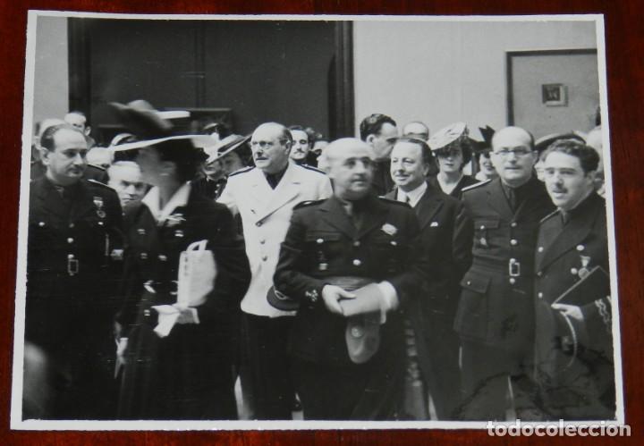Militaria: FOTOGRAFIA DE EL GENERAL FRANCO ACOMPA&Ntilde;ADO DE JERARCAS DE FALANGE EN LA VISITA A LA EXPOSICION NACIO