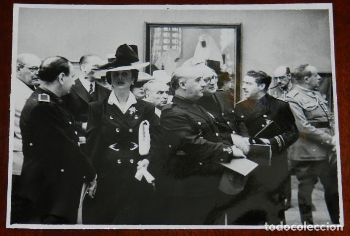 Militaria: FOTOGRAFIA DE EL GENERAL FRANCO ACOMPA&Ntilde;ADO DE JERARCAS DE FALANGE EN LA VISITA A LA EXPOSICION NACIO