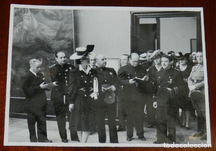 Militaria: FOTOGRAFIA DE EL GENERAL FRANCO ACOMPA&Ntilde;ADO DE JERARCAS DE FALANGE EN LA VISITA A LA EXPOSICION NACIO