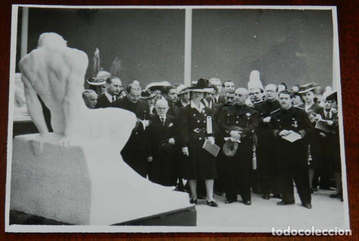 Militaria: FOTOGRAFIA DE EL GENERAL FRANCO ACOMPA&Ntilde;ADO DE JERARCAS DE FALANGE EN LA VISITA A LA EXPOSICION NACIO