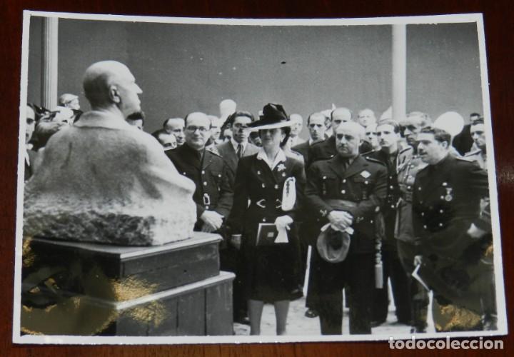 Militaria: FOTOGRAFIA DE EL GENERAL FRANCO ACOMPA&Ntilde;ADO DE JERARCAS DE FALANGE EN LA VISITA A LA EXPOSICION NACIO