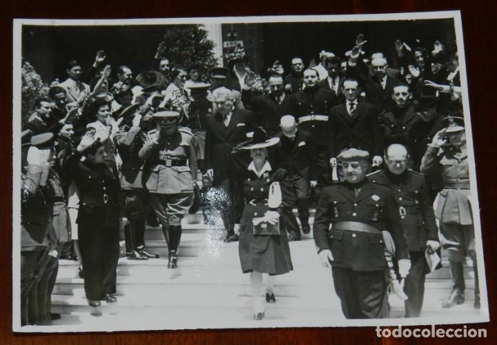 Militaria: FOTOGRAFIA DE EL GENERAL FRANCO ACOMPA&Ntilde;ADO DE JERARCAS DE FALANGE EN LA VISITA A LA EXPOSICION NACIO