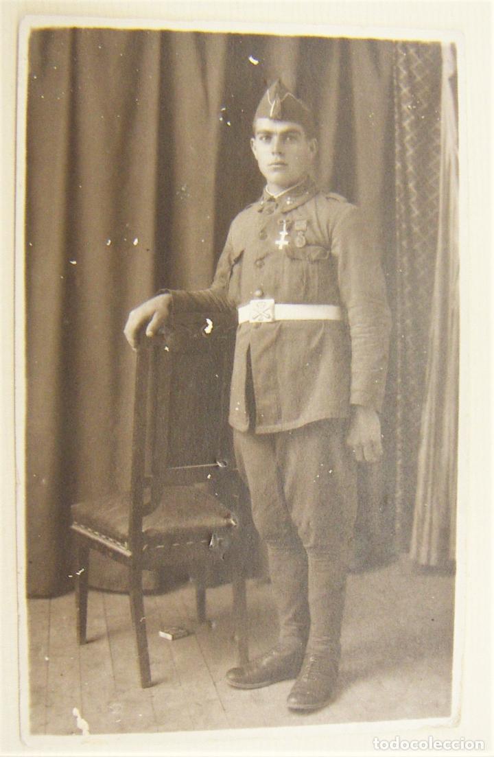 Militaria: Vieja foto Postal de soldado de Artiller&iacute;a con dos medallas
