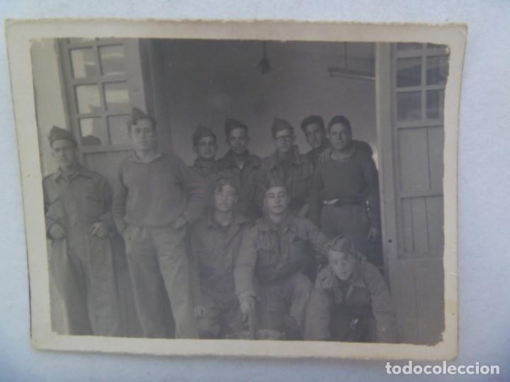Militaria: FOTO DE MILITARES POSANDO EN EL CUARTEL