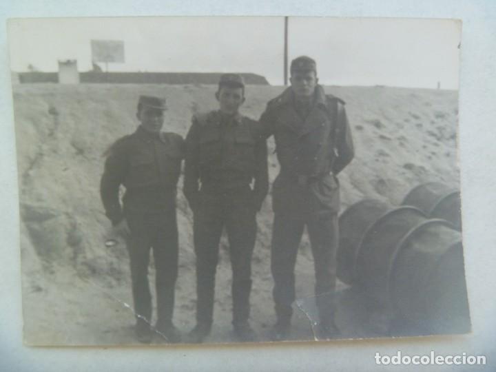 Militaria: FOTO DE MILITARES POSANDO JUNTO A BIDONES DE COMBUSTIBLE