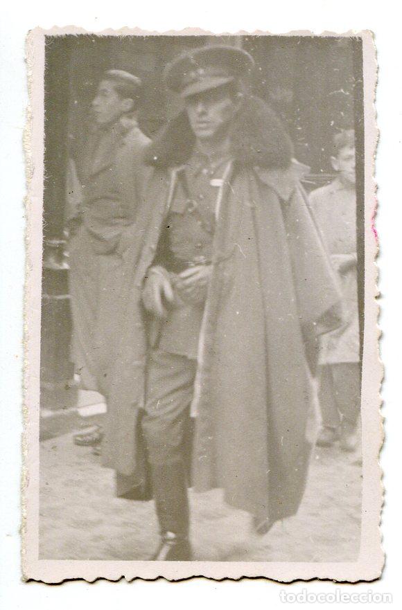 Militaria: Fotograf&iacute;a de militar con capote, de &aacute;lbum familiar, enero de 1941, 6,7x4,3 cms