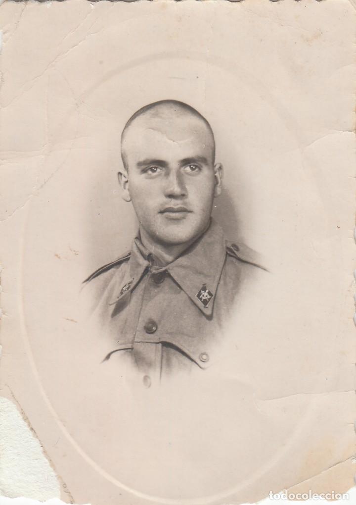 Militaria: Retrato de j&oacute;ven militar con emblema de M&uacute;sico, Trompeta. A&ntilde;os 40 aa