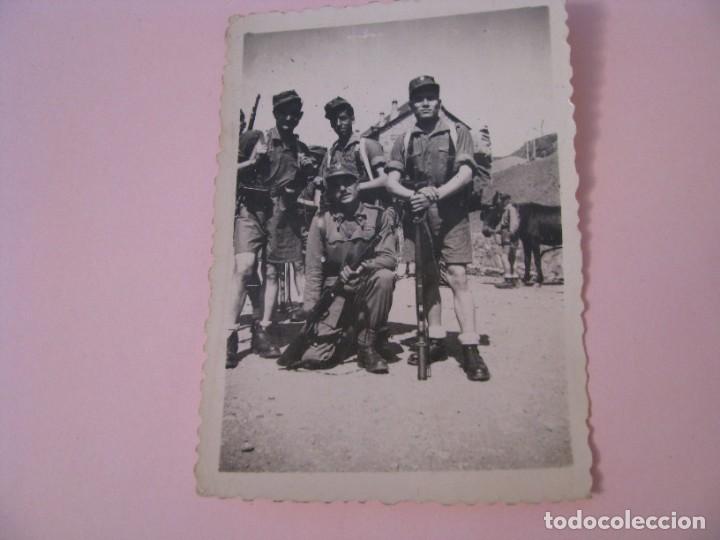 Militaria: FOTOGRAFIA DE MILITARES. NO TENGO DATOS. 8,5X6 CM. PAPEL NEGTOR.
