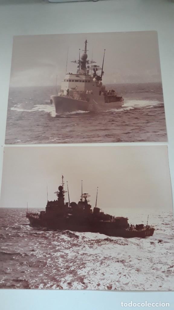 Militaria: Pareja de fotograf&iacute;as de gran tama&ntilde;o. Corbeta Cazadora (F-35). Medidas 35x28cmt. Ideal enmarcar