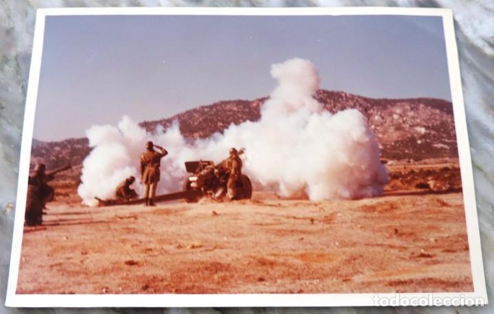 Militaria: FOTOGRAFIA DE MANIOBRAS DE ARTILLERIA, DISPARANDO LAS BATERIAS, MIDE 18 X 12,5 CMS.