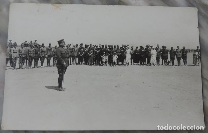 Militaria: FOTOGRAFIA DE GENERAL EN CAMPA&Ntilde;A DEL RIF, REGULARES, TAMA&Ntilde;O POSTAL.