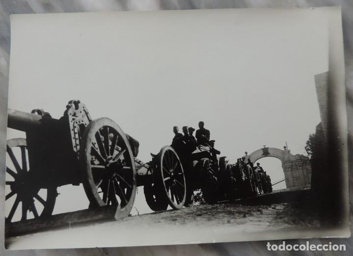 Militaria: FOTOGRAFIA DE TRANSPORTE DE BATERIAS, REGIMIENTO DE ARTILLERIA, EPOCA ALFONSO XIII, MIDE 14 X 9,5 CM