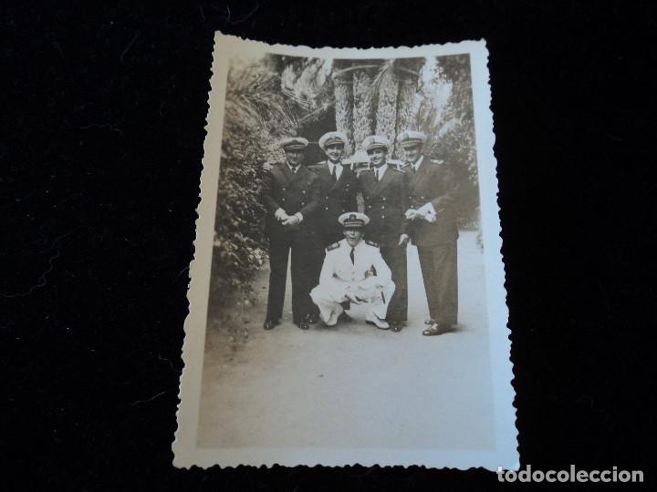 Militaria: militares de marina posando 1949, 9 x 6 cm