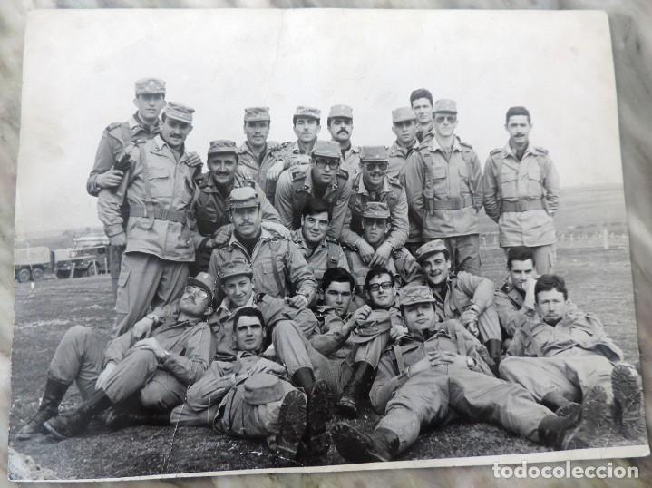 Militaria: FOTOGRAFIA DE REGIMIENTO DE ARTILLERIA DE MANIOBRAS, A&Ntilde;OS 60 / 70, MIDE 24 X 18 CMS.
