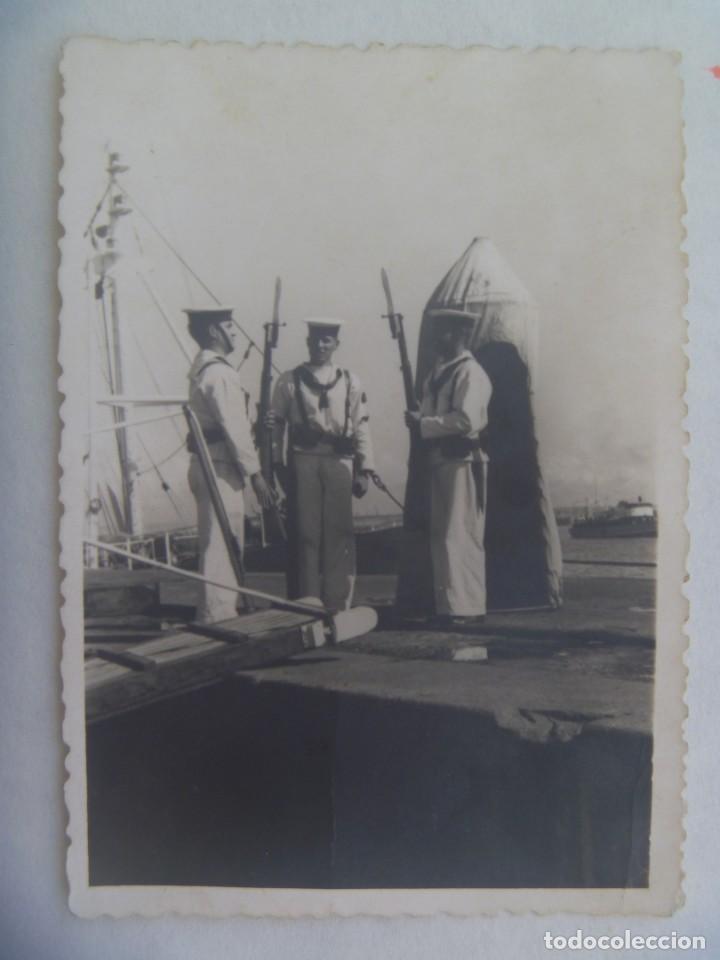 Militaria: MARINA DE GUERRA : FOTO DE MARINEROS EN LA GARITA, CAMBIO DE GUARDIA