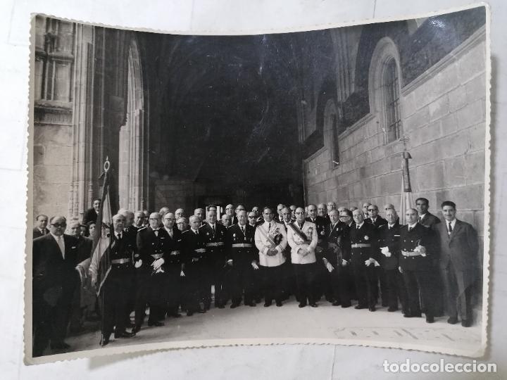 Militaria: FOTOGRAFIA REUNION DE MILITARES EN LA CATEDRAL