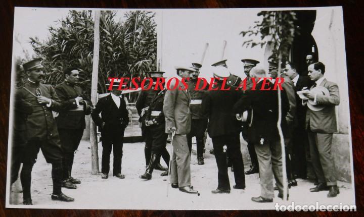 Militaria: FOTOGRAFIA DEL GENERAL SILVESTRE (ESTA TAPADO POR UN PERSONAJE) CON EL GENERAL BERENGUER EN LA VISIT