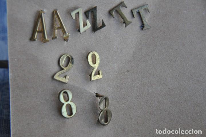 Militaria: N&uacute;meros y Letras en laton.para militares