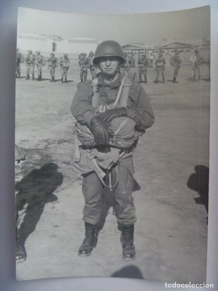 Militaria: BRIGADA PARACAIDISTA , BRIPAC : FOTO DE MILITAR CON EQUIPO DE SALTO .... 12,5 X 17,5 CM