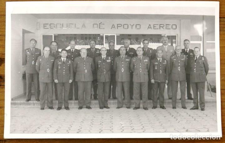 Militaria: FOTOGRAFIA DE OFICIALES DE AVIACION EN LA ESCUELA DE APOYO AEREO, MIDE 18 X 11,5 CMS.