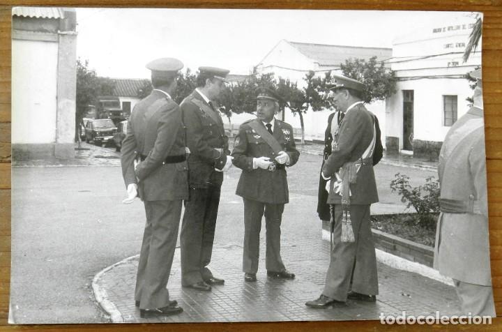 Militaria: FOTOGRAFIA DE OFICIALES DE AVIACION EN LA BRIGADA DE ARTILLERIA, MIDE 18 X 12 CMS.