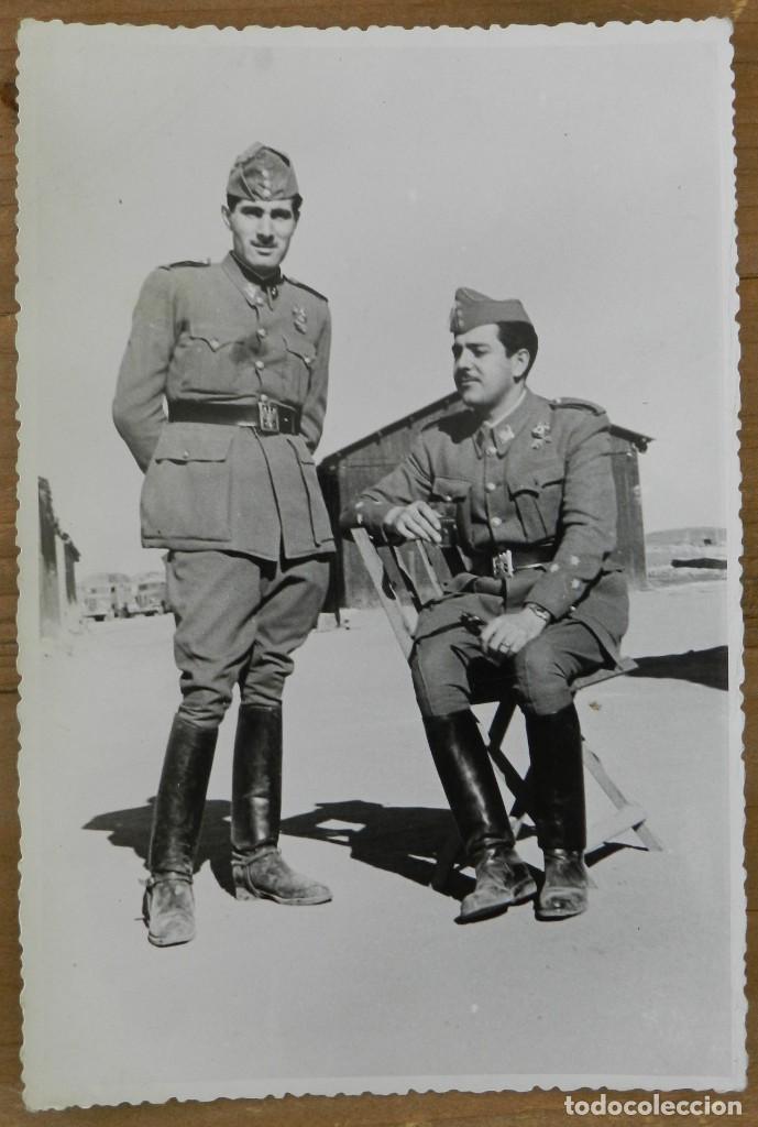 Militaria: FOTOGRAFIA DE CAPITANES, CON EMBLEMAS DE PROFESORADO, A&Ntilde;OS 40, MIDE 17 X 11,5 CMS.