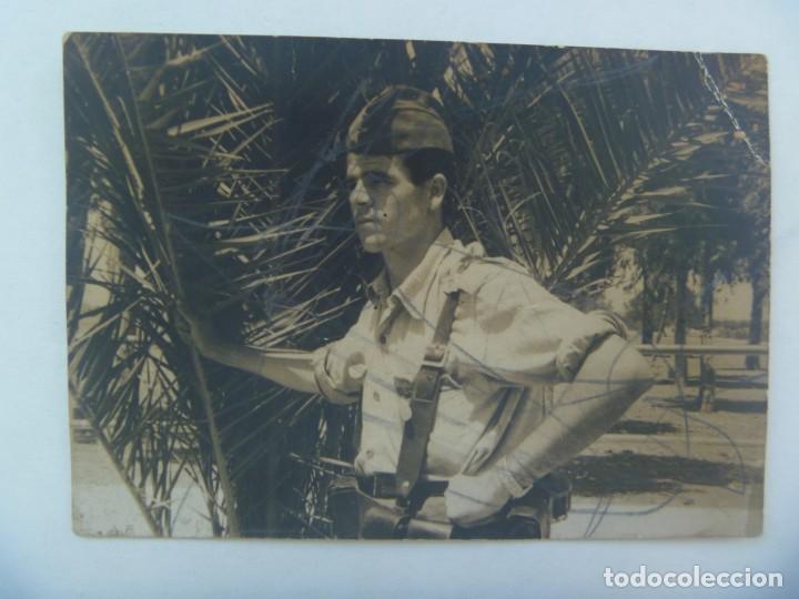 Militaria: AVIACION : FOTO DE MILITAR DEL EJERCITO DEL AIRE CON GORRILLO Y CORREAJE